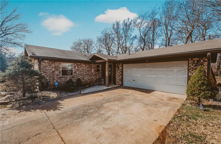 Property Photo:  1827 Seminole Court  AR 72701 