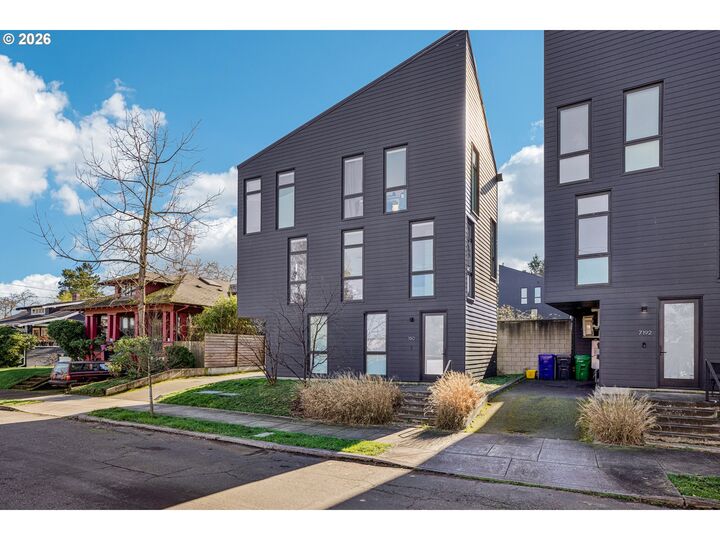 Property Photo:  150 N Buffalo St  OR 97217 