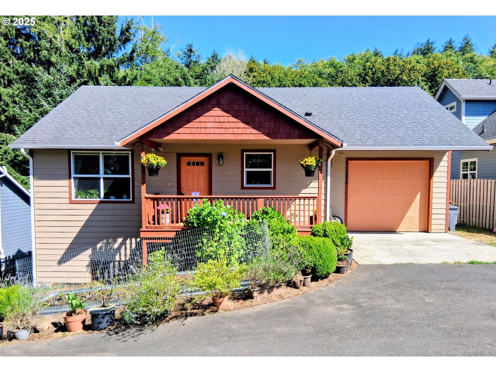 Property Photo:  1676 SE 3rd St  OR 97103 