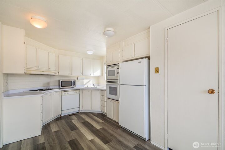 Property Photo:  16600  25th Avenue NE 87  WA 98271 