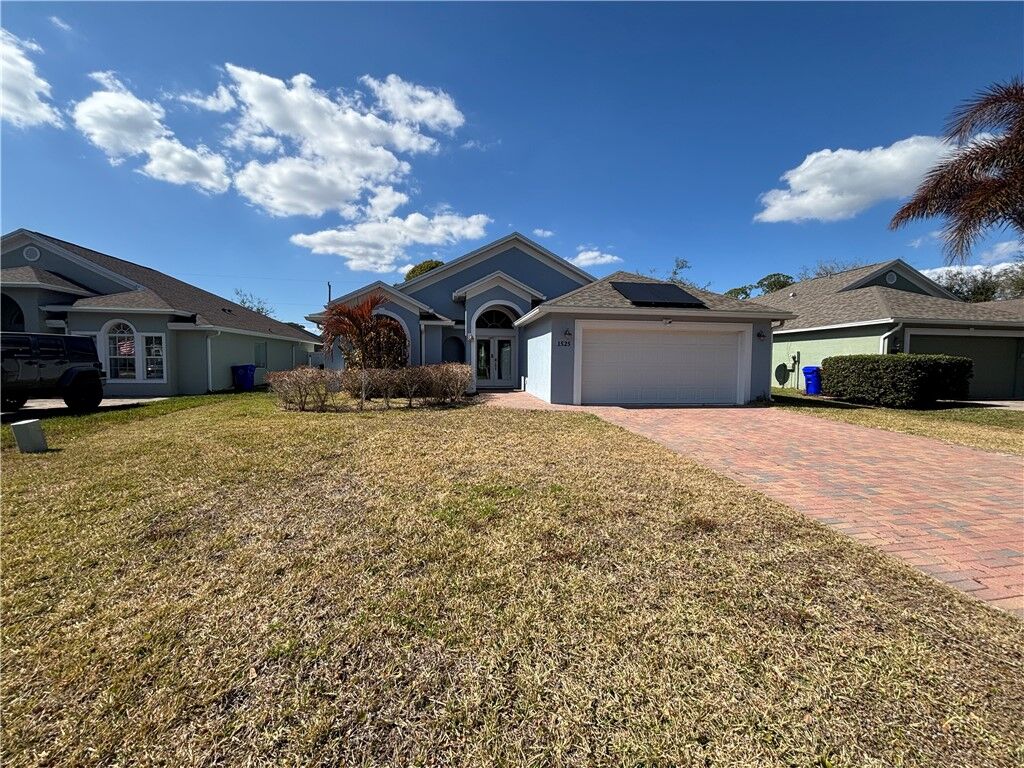 Property Photo:  1525 16th Court SW  FL 32962 