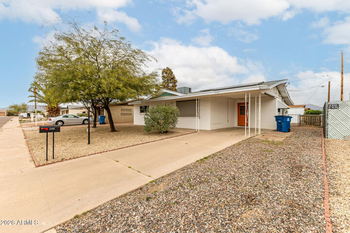 Property Photo:  1121 S Lawther Drive  AZ 85120 