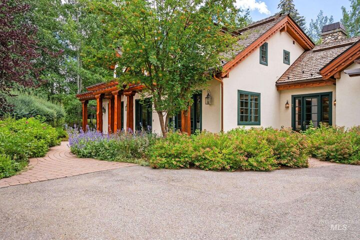 Property Photo:  7 Rose Ct  ID 83353 