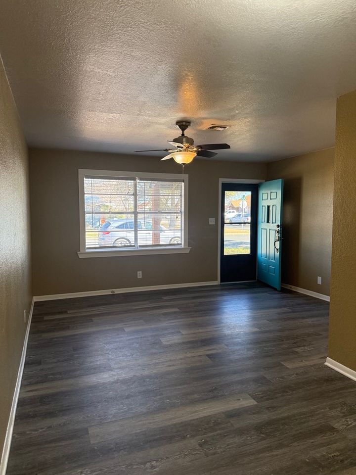 Property Photo: 907 Apple St TX 78624