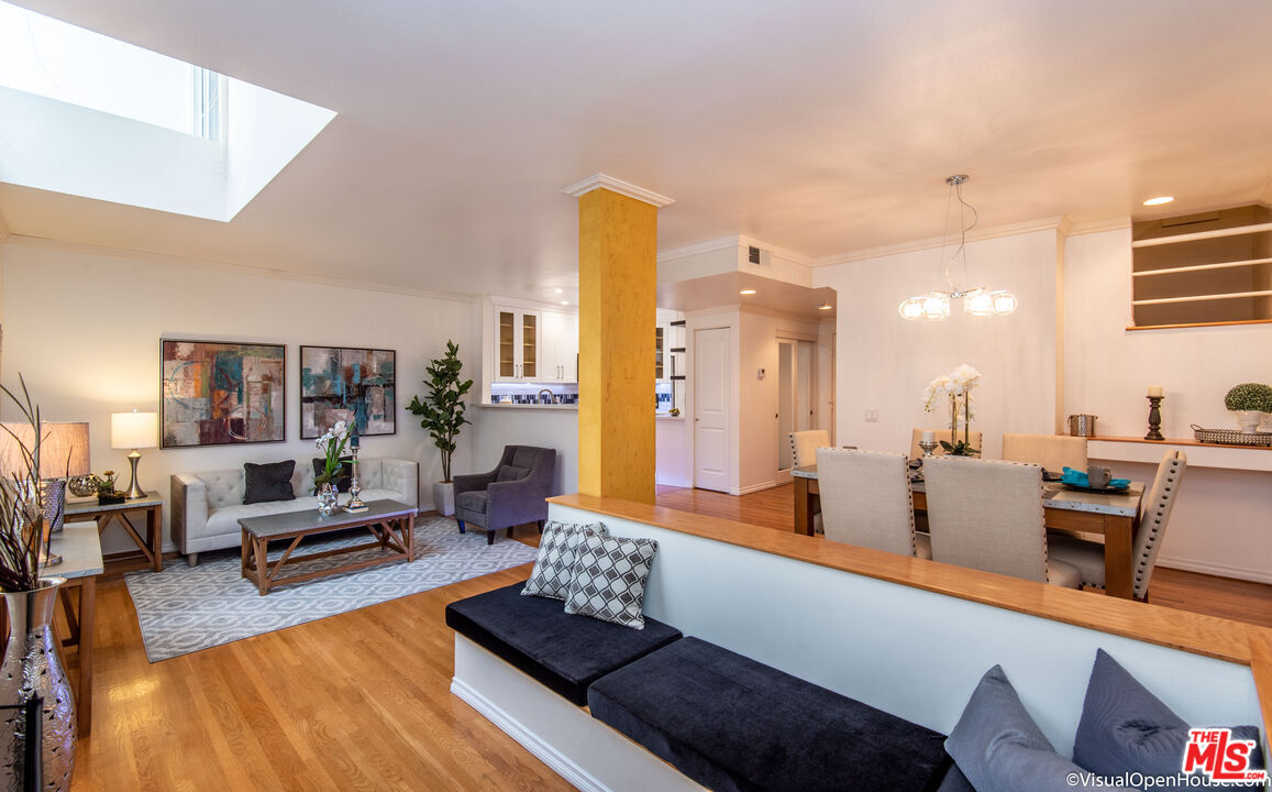 Property Photo:  514 S Barrington  CA 90049 