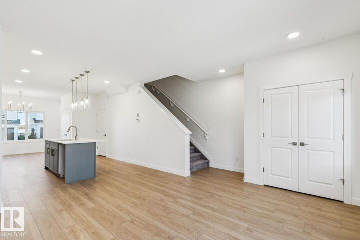 Property Photo:  1048 14 Avenue NW  AB T6T 2W7 