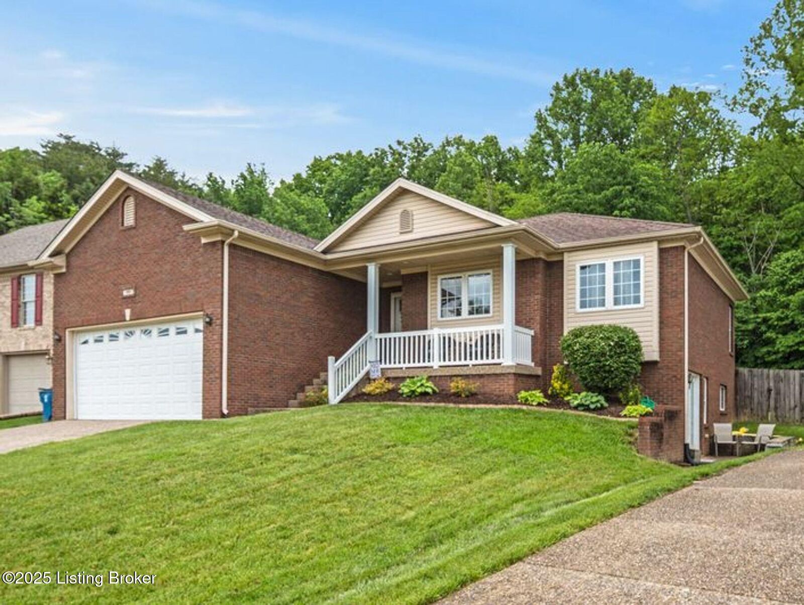 Property Photo:  7207 Oakburn Dr  KY 40258 