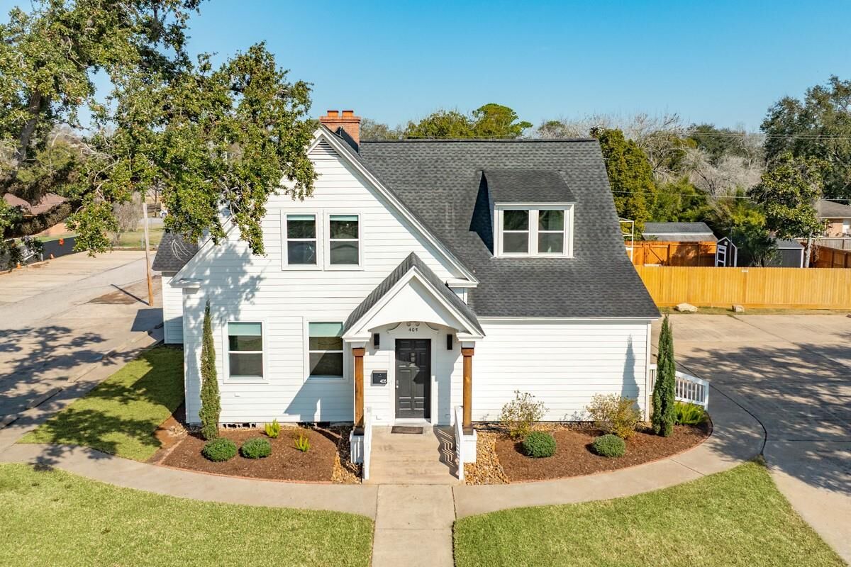 Property Photo:  405 E Mulberry Street  TX 77515 