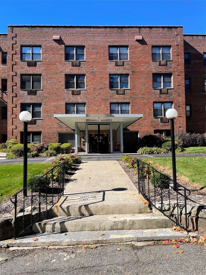 Property Photo:  5 Oakdale Manor B18  NY 10901 