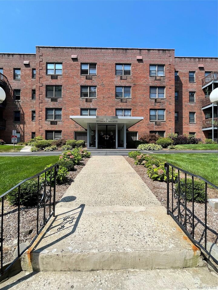 Property Photo: 5 Oakdale Manor B18 NY 10901