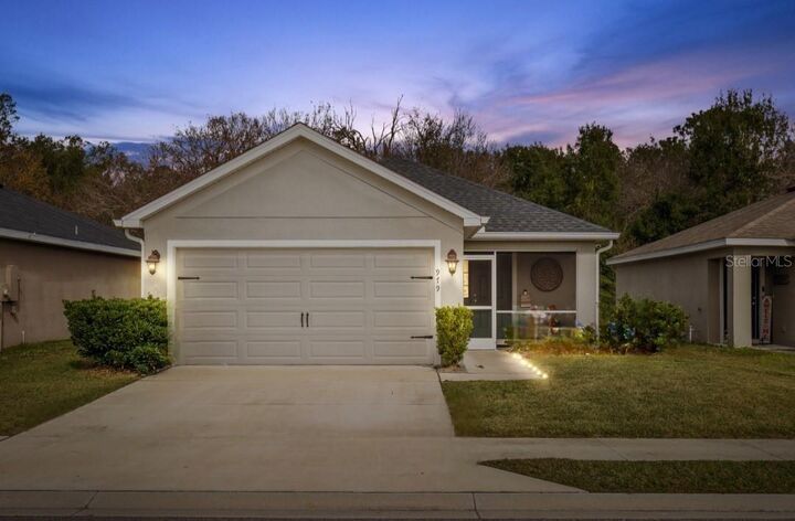 Property Photo: 979 Pearly Ridge Lane FL 33809