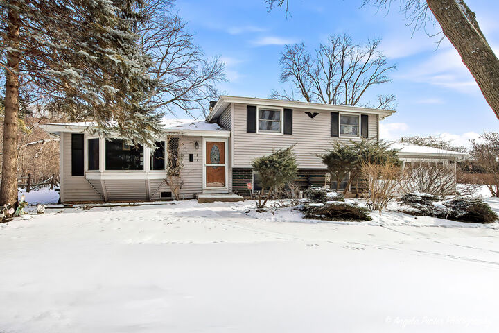 Property Photo: 8 E Rollins Road IL 60073