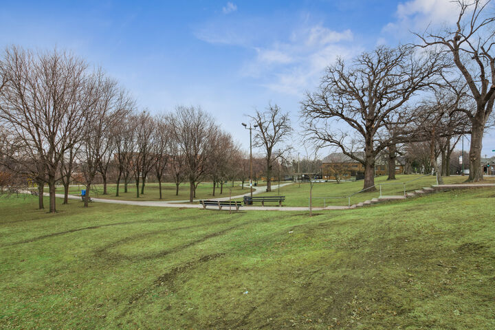 Property Photo:  5225 N Riversedge Terrace 201  IL 60630 
