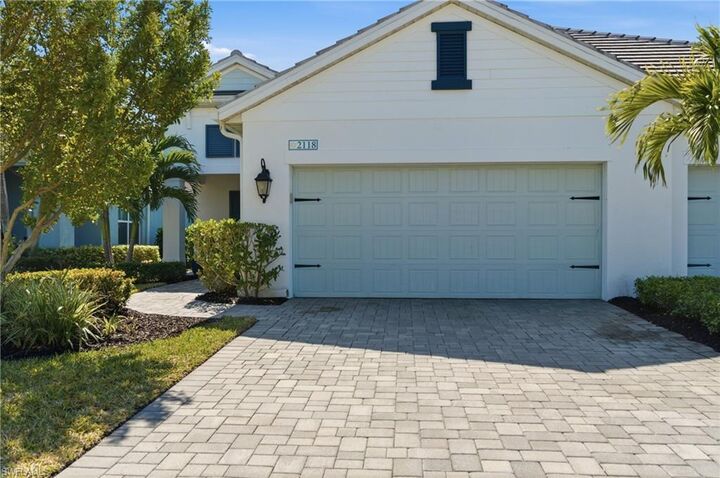 Property Photo: 2118 Marquesa Cir FL 34112