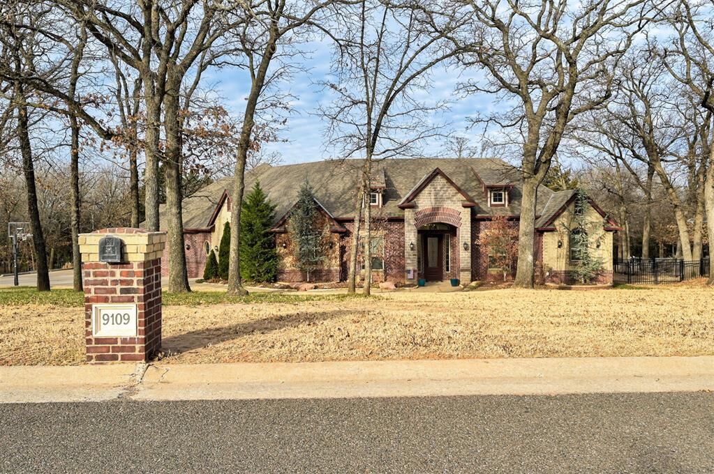 Property Photo: 9109 Via Del Vista OK 73131