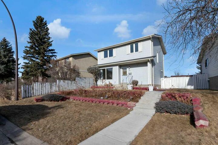 Property Photo:  36 Castlebrook Way NE  AB T3J 2A1 