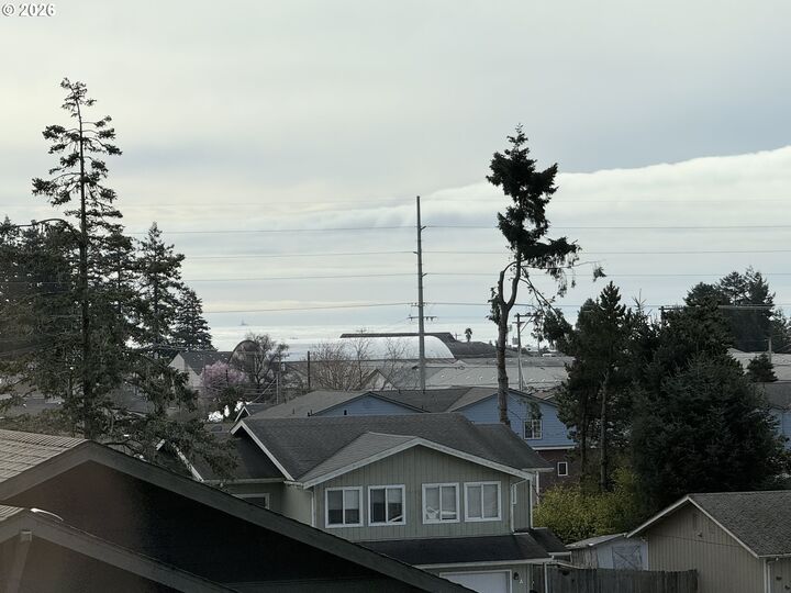 Property Photo: 815 Old County Rd 5 OR 97415