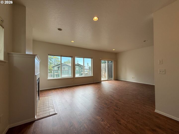 Property Photo:  815 Old County Rd 5  OR 97415 