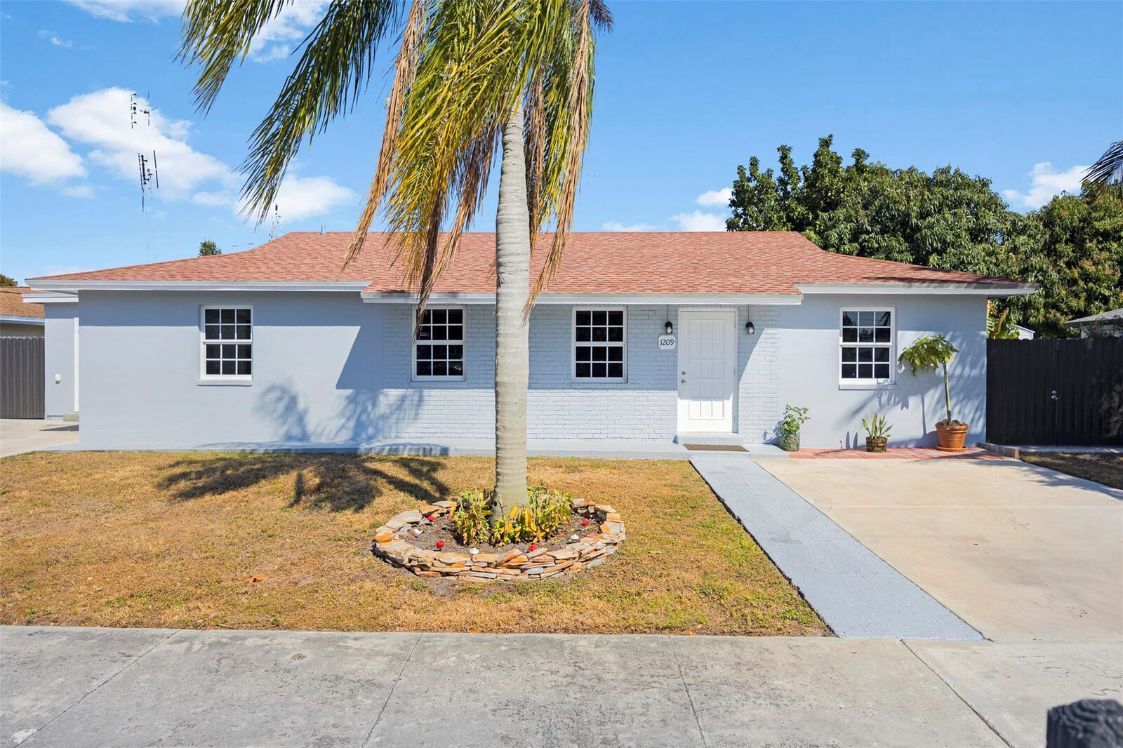 Property Photo:  1209 W Broward Street  FL 33462 