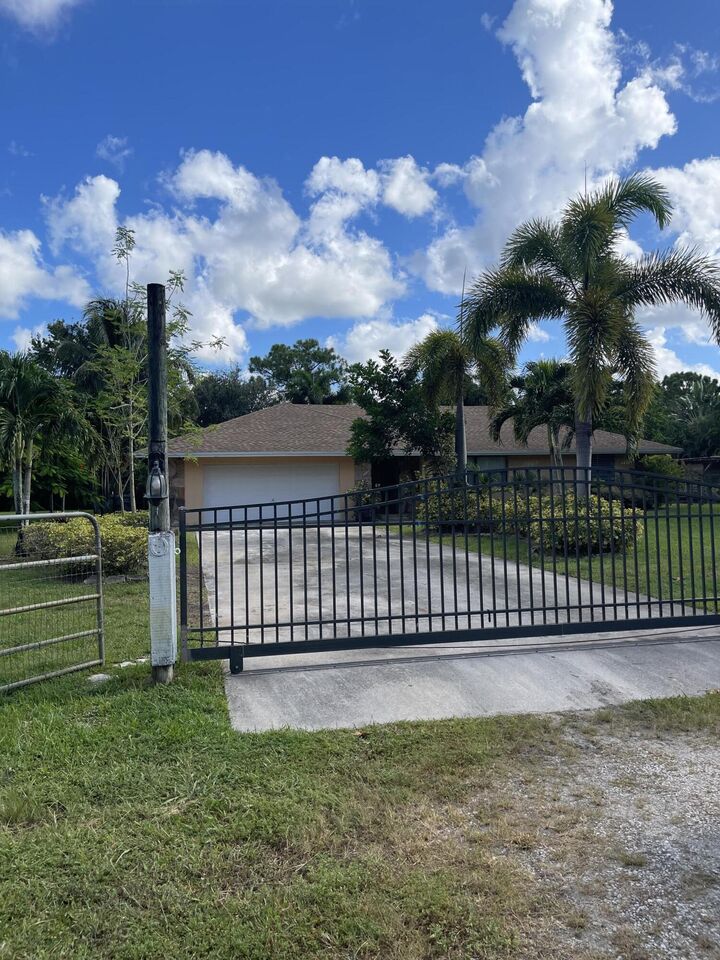 Property Photo: 8251 Bowie Way FL 33467