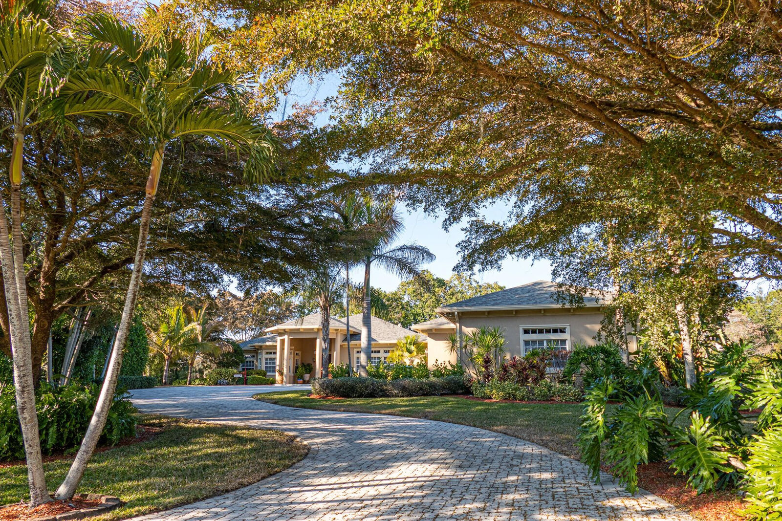 Property Photo: 2490 NW Lakeridge Drive FL 34990