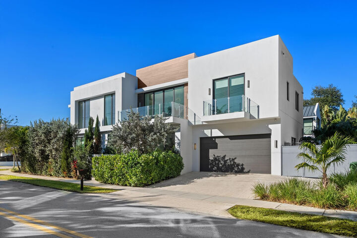 Property Photo:  1111 SE 9th Avenue  FL 33316 