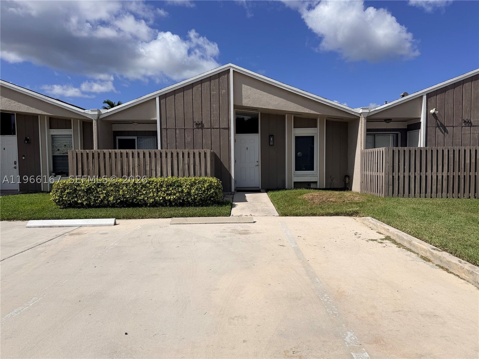 Property Photo: 504 Woodgate Cir C FL 33326