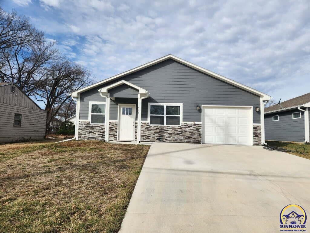 Property Photo:  627 Oak St  KS 66801 