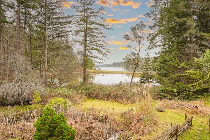 Property Photo: 89 Pilkey Point Rd BC V0R 2Y0