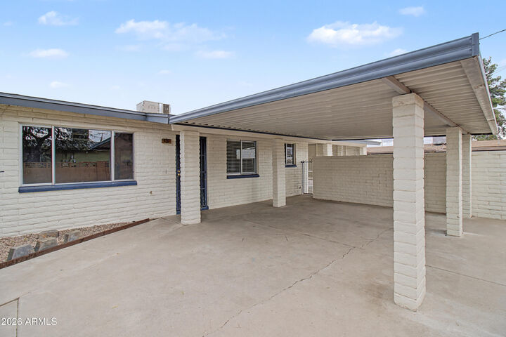 Property Photo: 1129 N Wedgewood Circle AZ 85203