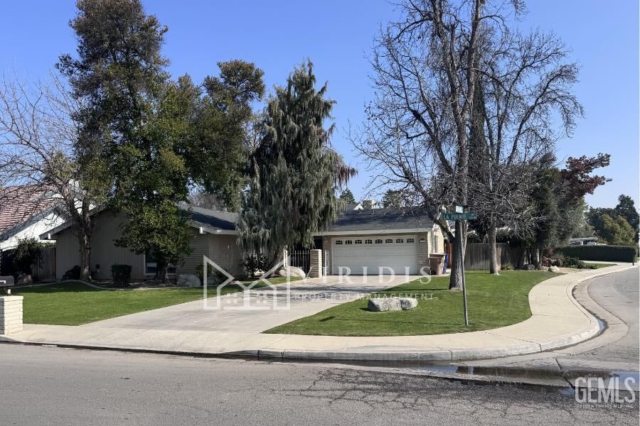 Property Photo:  1304 La Puente Drive  CA 93309 