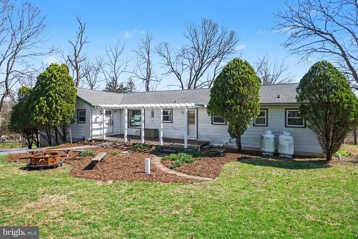 Property Photo:  23 E Willow Terrace Drive  PA 17050 