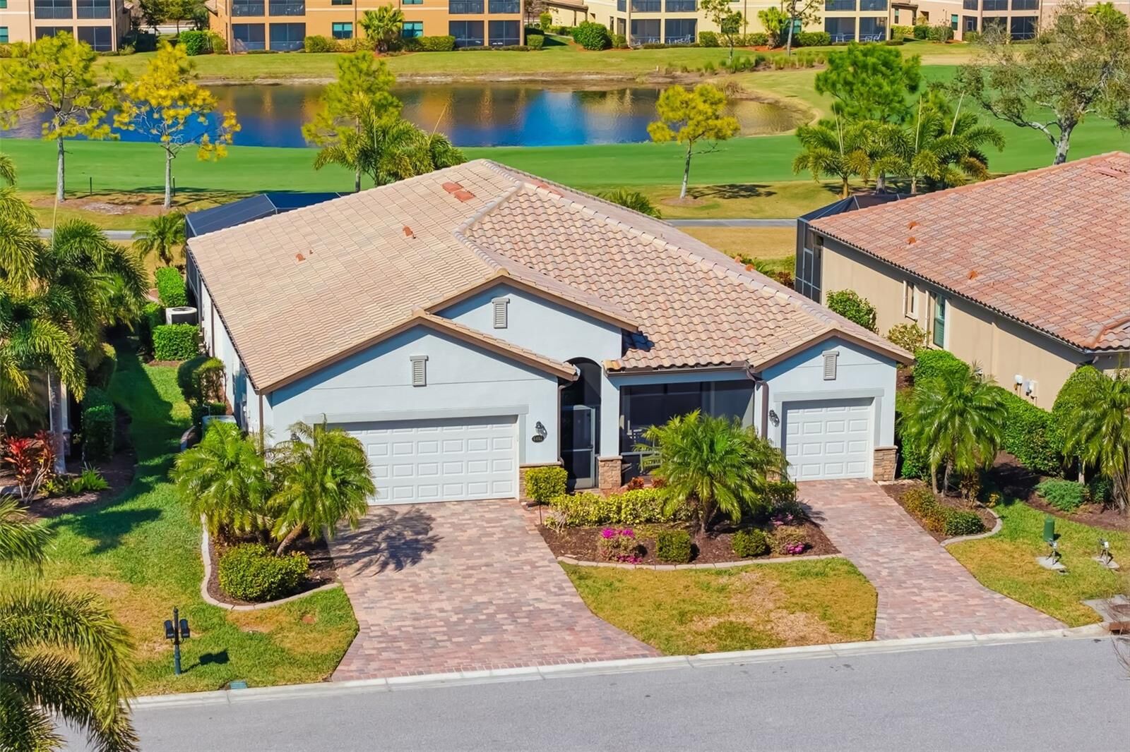 Property Photo: 6462 Willowshire Way FL 34212