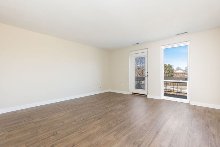 Property Photo:  1501 Darien Lake Drive 201  IL 60561 