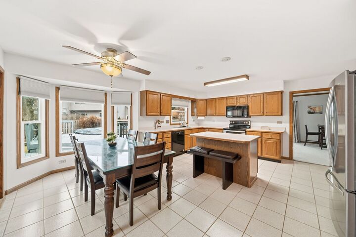 Property Photo:  2110 Aspen Drive  IL 60102 