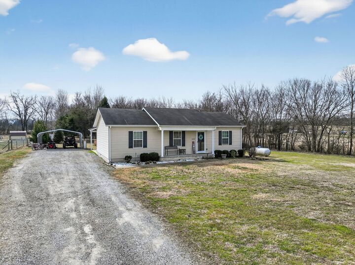 Property Photo: 324 Deer Point Rd TN 37180