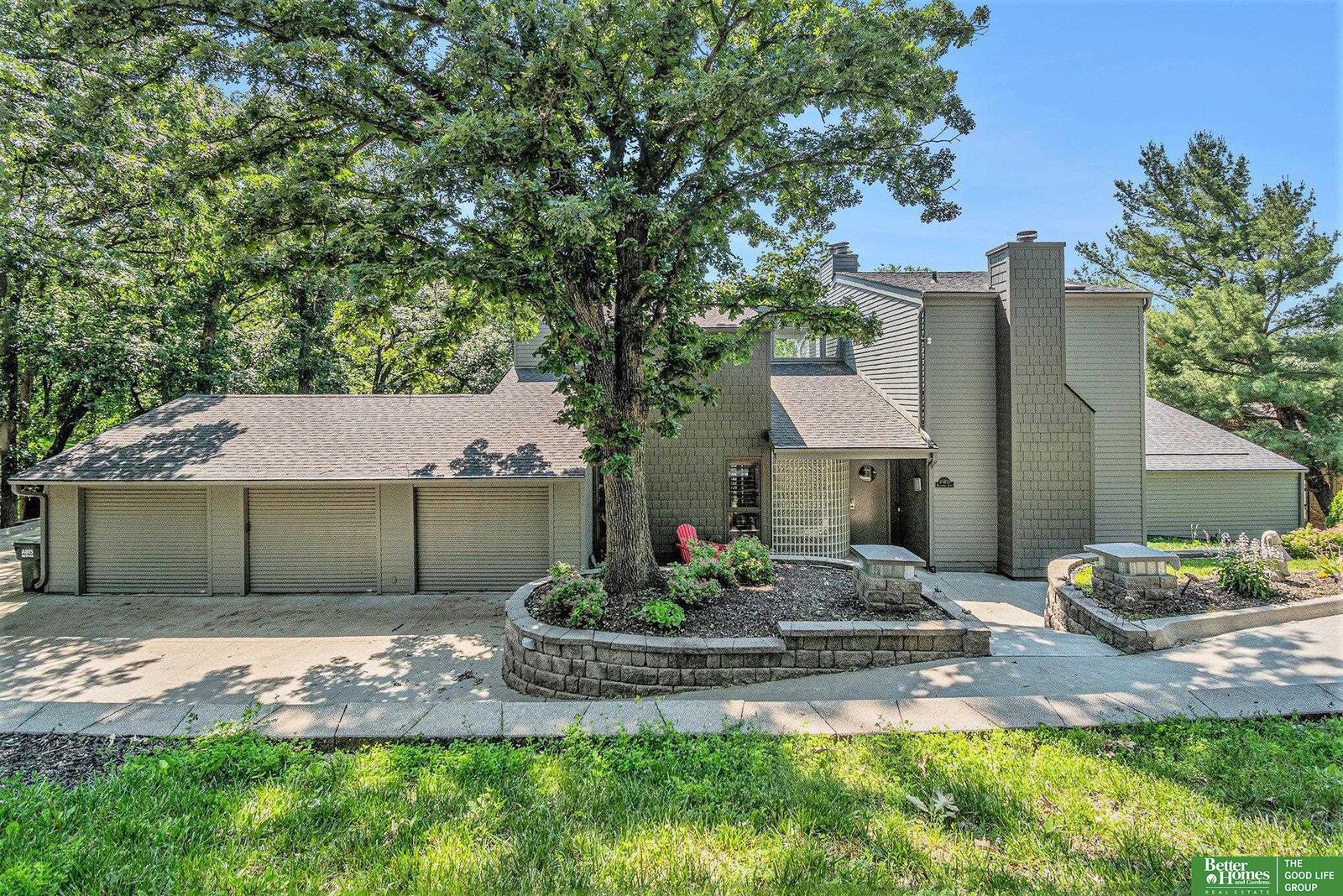 Property Photo: 21811 Hillandale Drive NE 68022