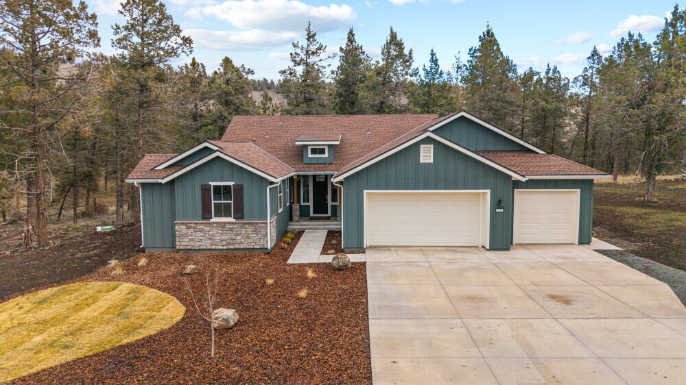 Property Photo: 1211 Vine Maple Drive OR 97601