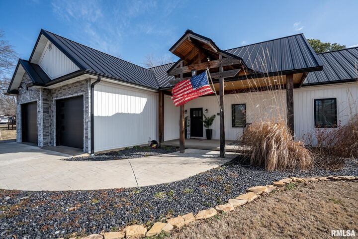 Property Photo:  1108 Main Street  IL 62918 