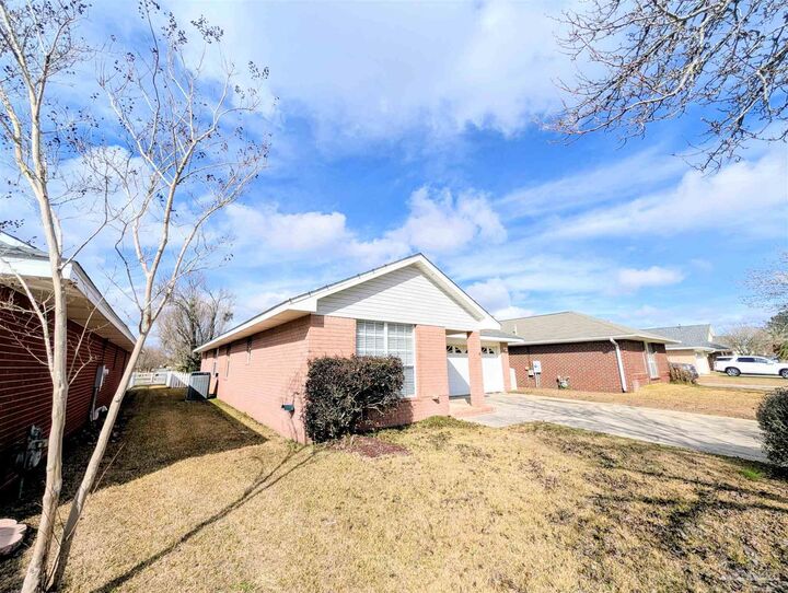 Property Photo:  28 Easton St  FL 32533 