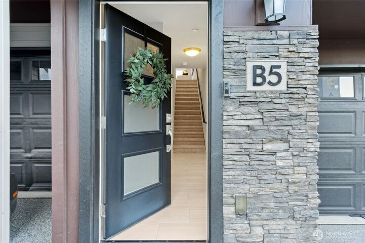 Property Photo:  15720  Meadow Road B5  WA 98087 