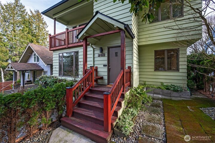 Property Photo:  2418  Federal Avenue E  WA 98102 