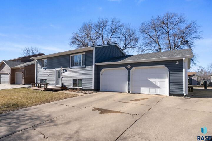 Property Photo:  5301 S Holbrook Ave Avenue  SD 57106 