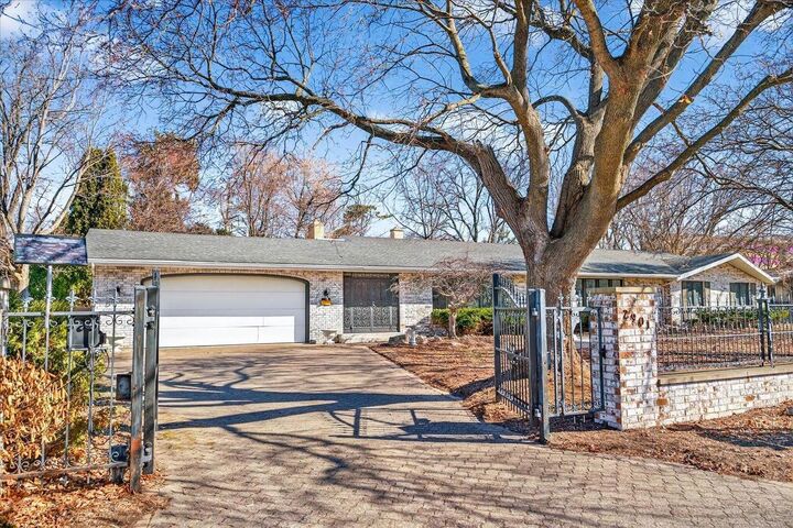 Property Photo:  2901 Grandview Boulevard  WI 53713 