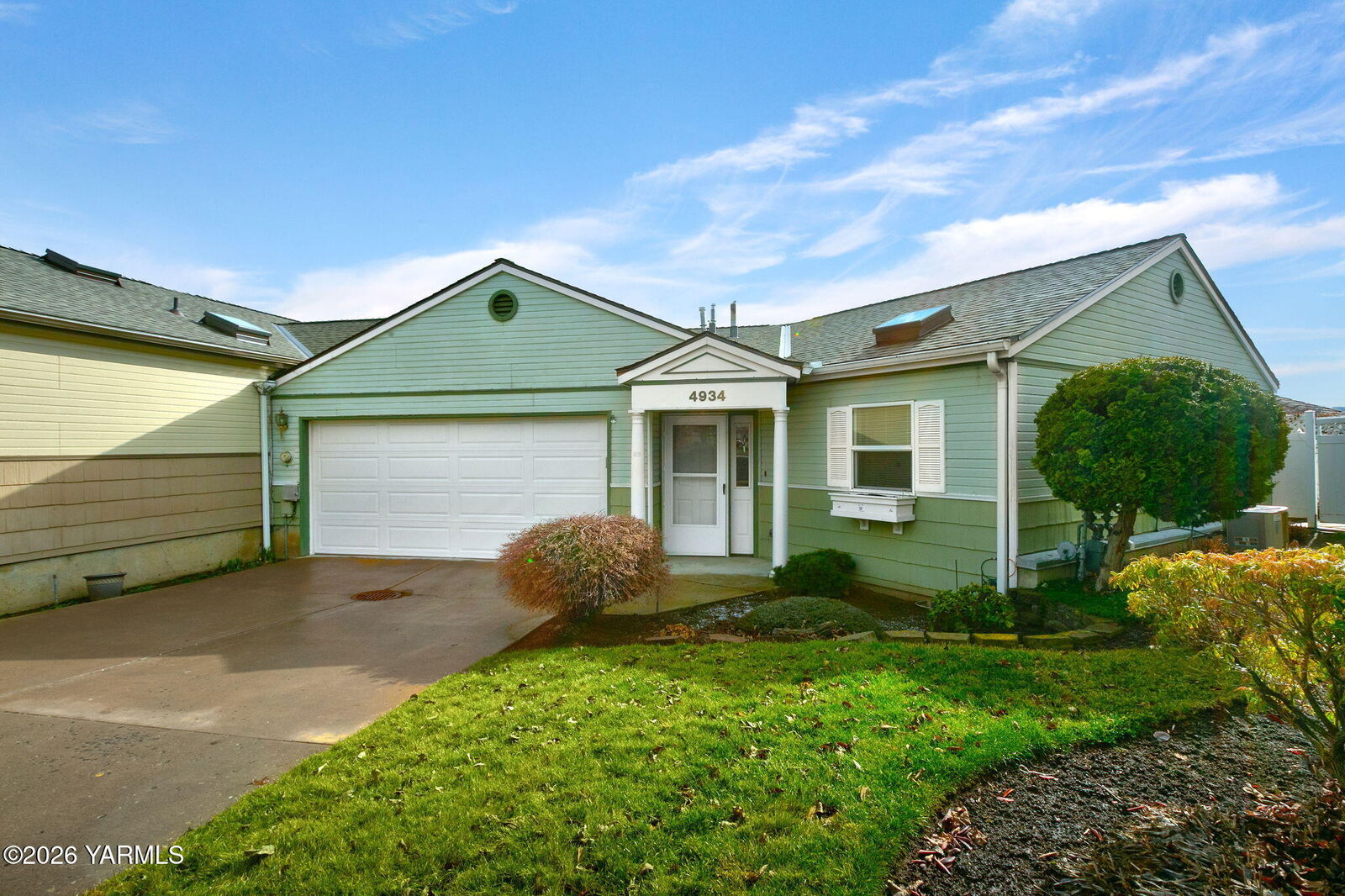 Property Photo:  4934 Apple Blossom Ct  WA 98908 