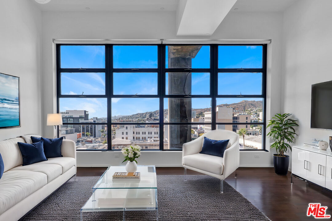 Property Photo:  1645 Vine St  CA 90028 