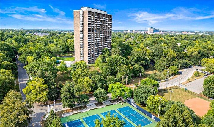 Property Photo:  1000 Urlin Avenue Avenue  OH 43212 