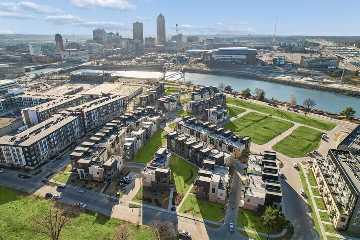 Property Photo:  857 E 2nd Street  IA 50309 