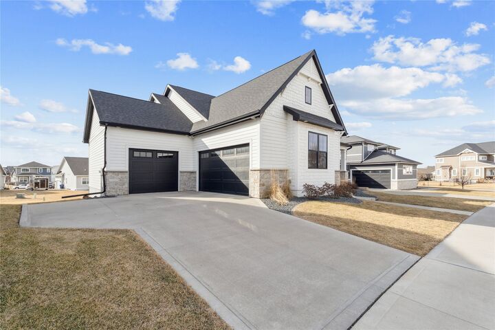 Property Photo:  2319 SW 22nd Street  IA 50023 