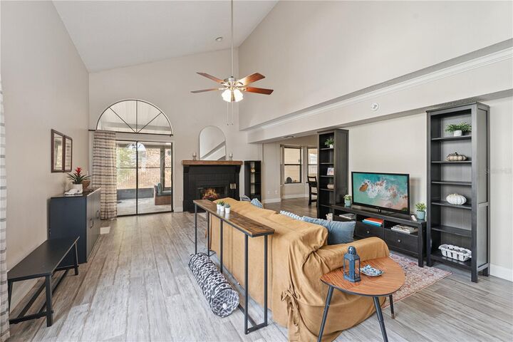 Property Photo: 5437 Wincrest Court FL 32812